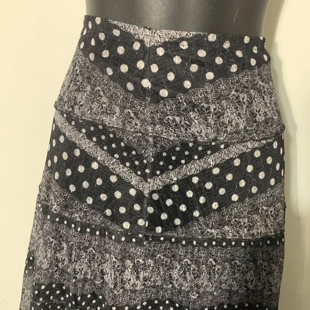 Noni B elastic waisted , flowing skirt with  lace overlay in tiered pattern - Picture 2 of 5